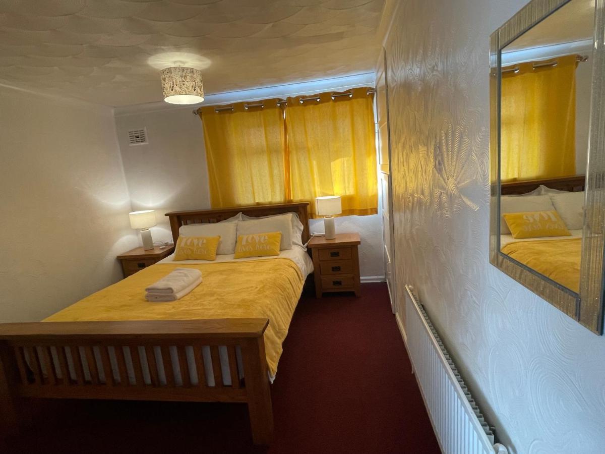 Holiday City Sleeps 7 * Cardiff